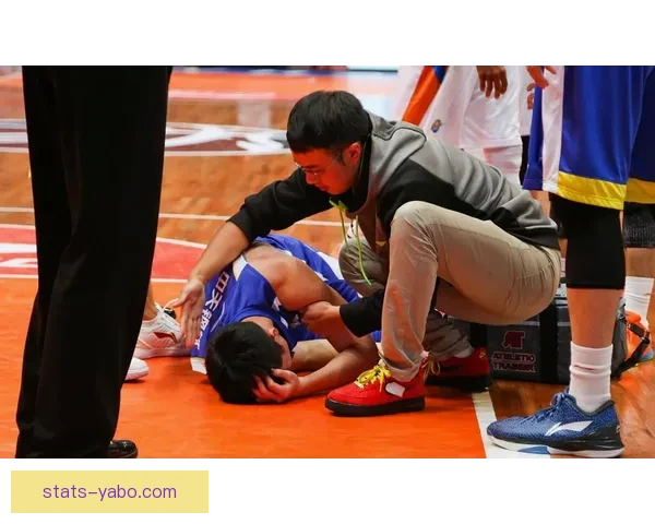 穆迪伤退接受医疗救治 双方球员泪水盈眶全场陷入沉寂